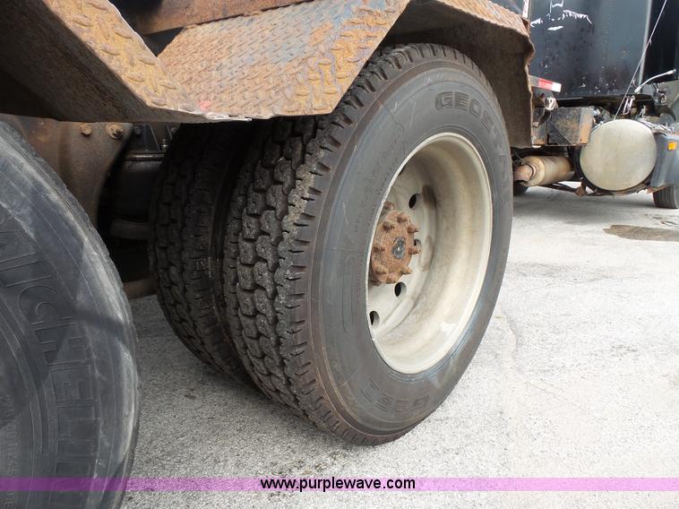 image for item L3516 1994 Kenworth T600 roll-off truck