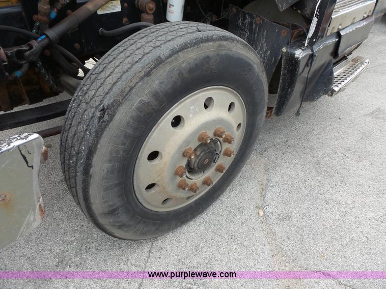 image for item L3516 1994 Kenworth T600 roll-off truck