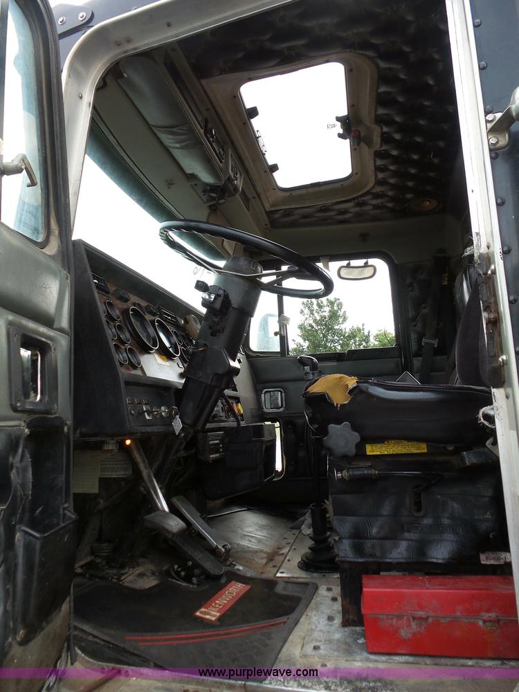 image for item L3516 1994 Kenworth T600 roll-off truck