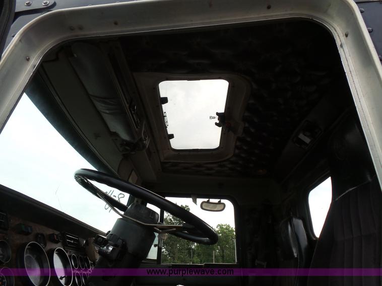 image for item L3516 1994 Kenworth T600 roll-off truck