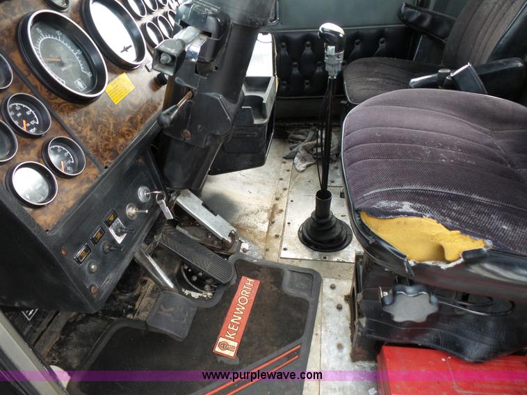 image for item L3516 1994 Kenworth T600 roll-off truck