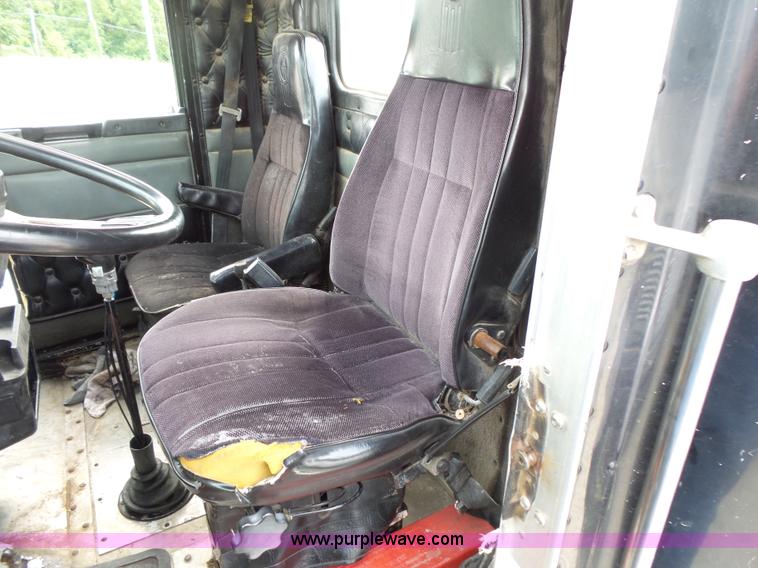 image for item L3516 1994 Kenworth T600 roll-off truck