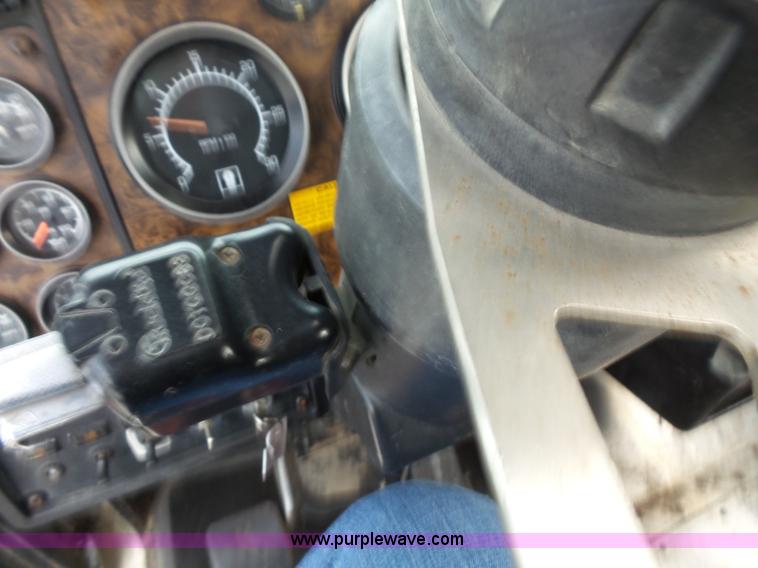 image for item L3516 1994 Kenworth T600 roll-off truck