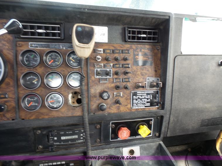 image for item L3516 1994 Kenworth T600 roll-off truck