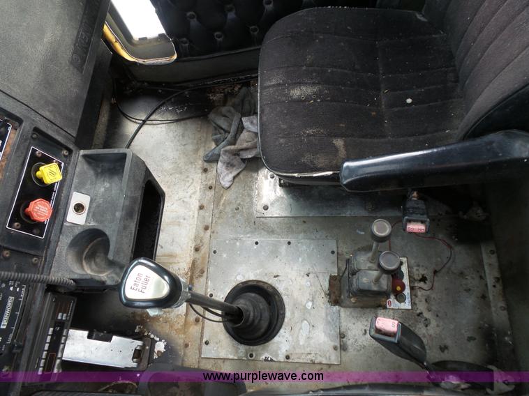 image for item L3516 1994 Kenworth T600 roll-off truck