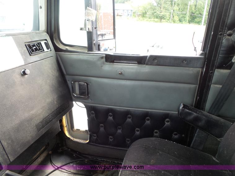 image for item L3516 1994 Kenworth T600 roll-off truck