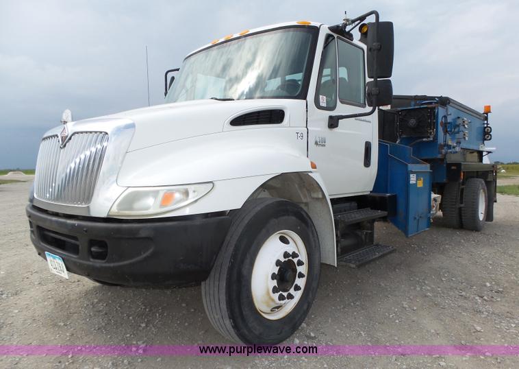 image for item L4004 2003 International DuraStar 4300 pothole patching truck