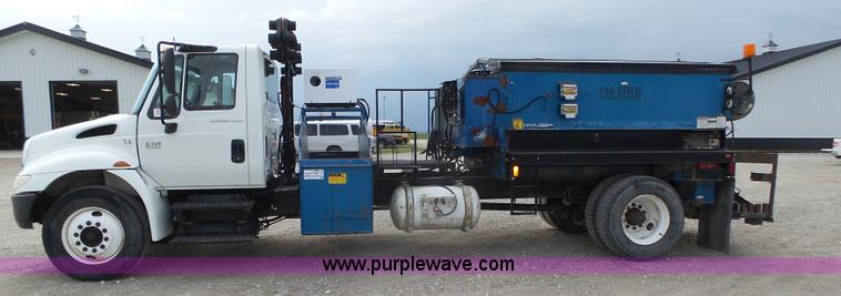 image for item L4004 2003 International DuraStar 4300 pothole patching truck