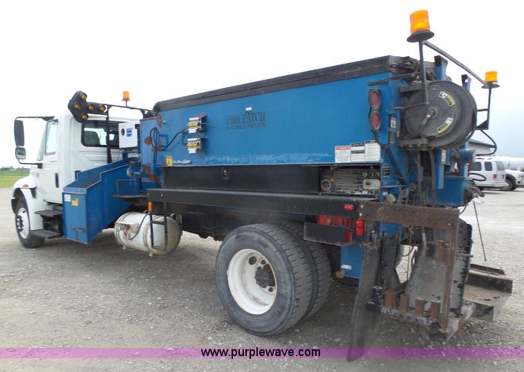 image for item L4004 2003 International DuraStar 4300 pothole patching truck