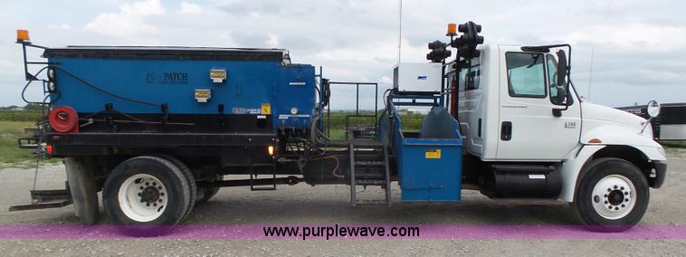 image for item L4004 2003 International DuraStar 4300 pothole patching truck