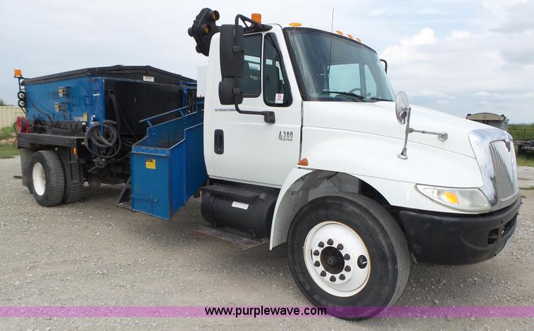 image for item L4004 2003 International DuraStar 4300 pothole patching truck