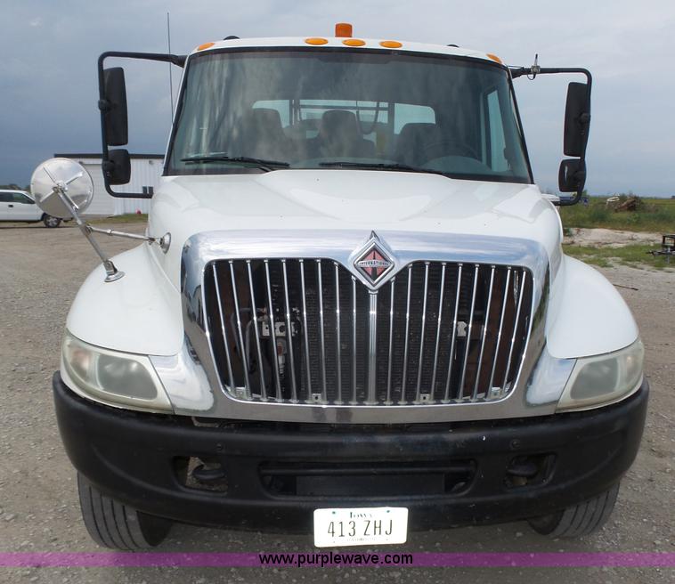 image for item L4004 2003 International DuraStar 4300 pothole patching truck