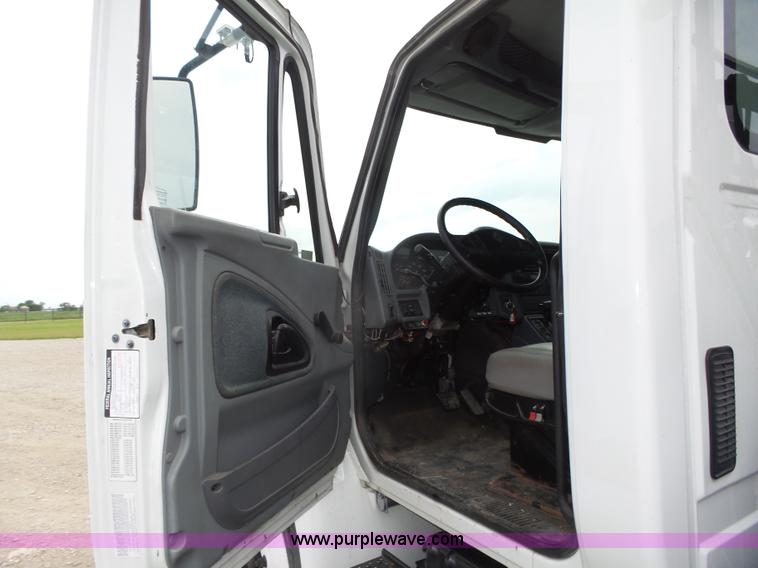 image for item L4004 2003 International DuraStar 4300 pothole patching truck