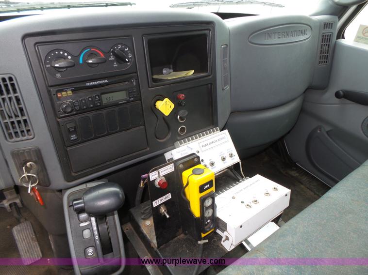 image for item L4004 2003 International DuraStar 4300 pothole patching truck