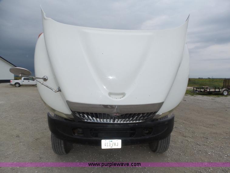 image for item L4004 2003 International DuraStar 4300 pothole patching truck