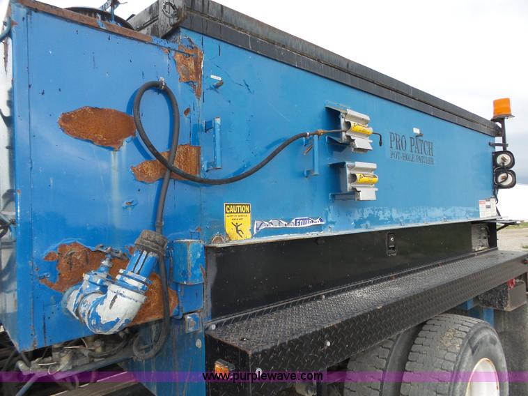 image for item L4004 2003 International DuraStar 4300 pothole patching truck