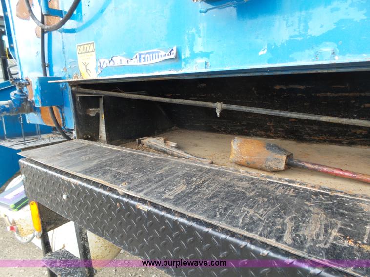 image for item L4004 2003 International DuraStar 4300 pothole patching truck