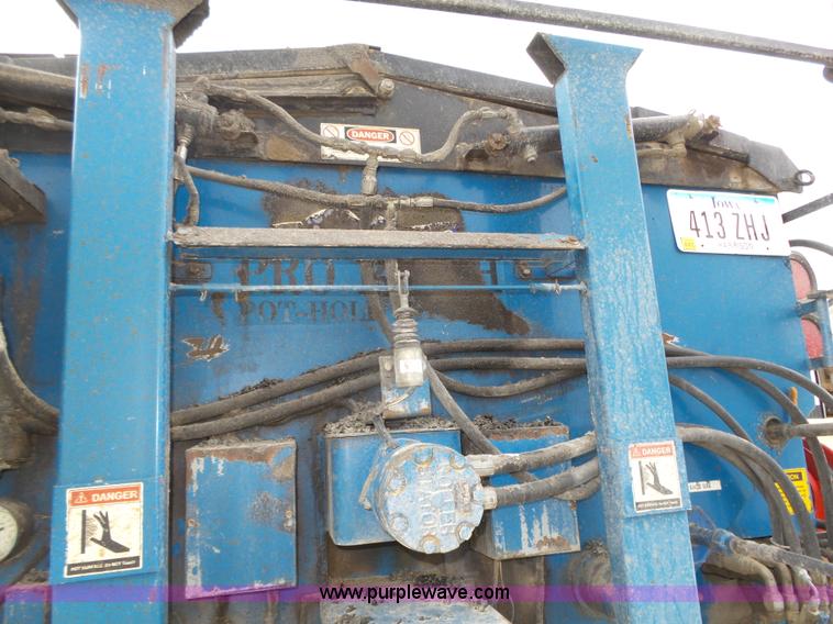 image for item L4004 2003 International DuraStar 4300 pothole patching truck