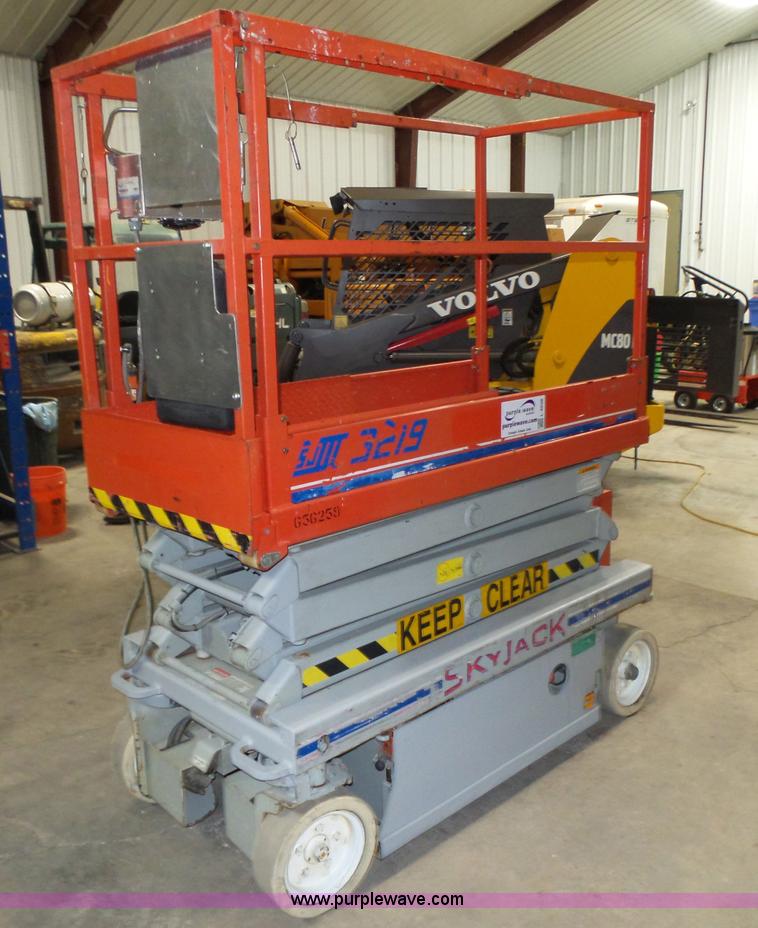 image for item L4038 2004 Sky Jack SJIII 3219 scissor lift