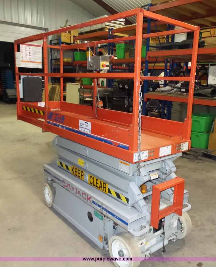 image for item L4038 2004 Sky Jack SJIII 3219 scissor lift