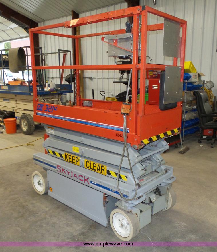 image for item L4038 2004 Sky Jack SJIII 3219 scissor lift