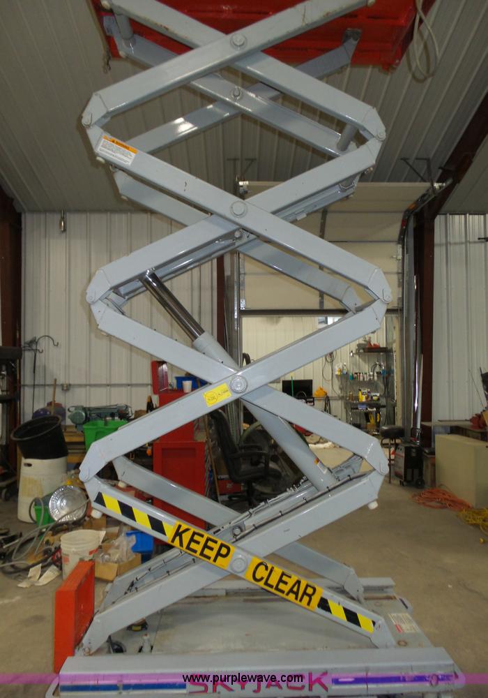 image for item L4038 2004 Sky Jack SJIII 3219 scissor lift