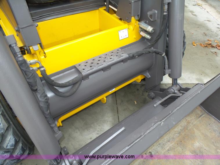 image for item L4039 2006 Volvo MC80B skid steer