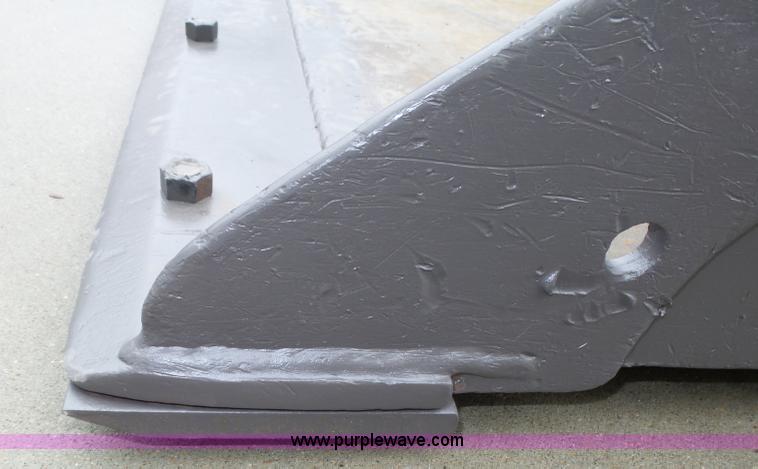 image for item L4039 2006 Volvo MC80B skid steer