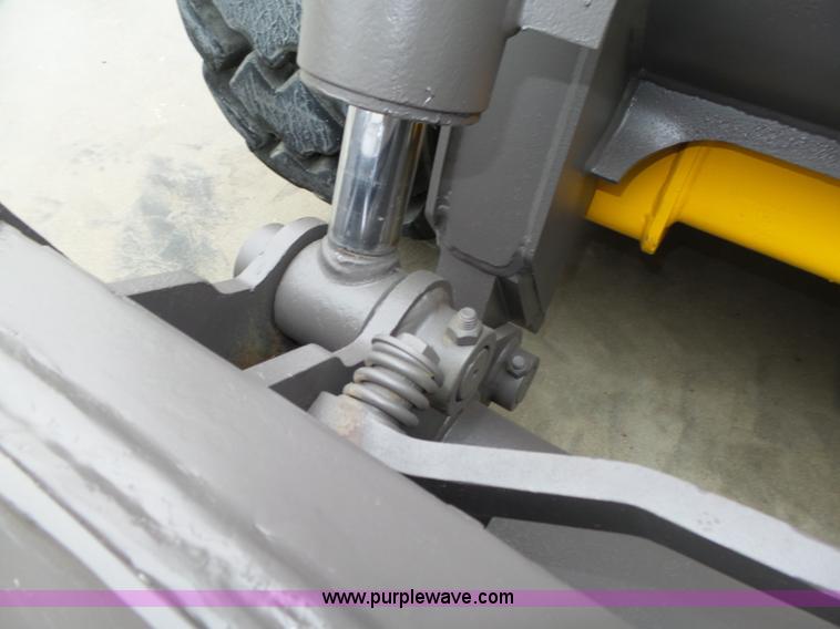 image for item L4039 2006 Volvo MC80B skid steer