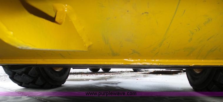 image for item L4039 2006 Volvo MC80B skid steer