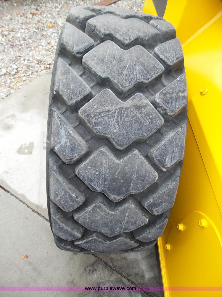 image for item L4039 2006 Volvo MC80B skid steer