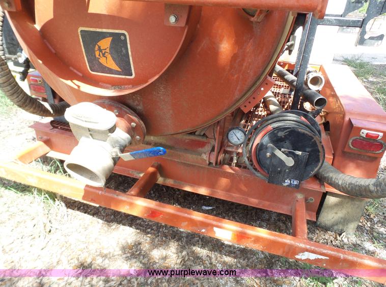 image for item L6613 2014 Ditch Witch FX30 vacuum trailer