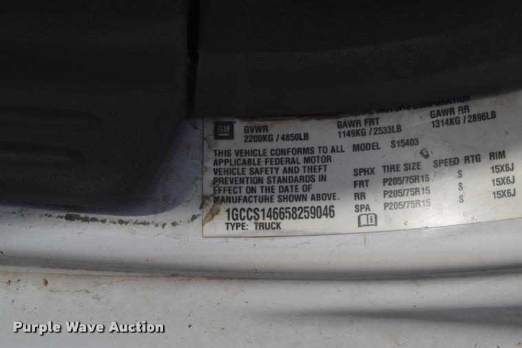 image for item L2500 2005 Chevrolet Colorado pickup truck