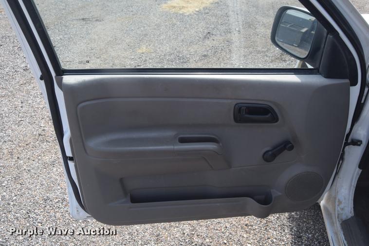 image for item L2500 2005 Chevrolet Colorado pickup truck