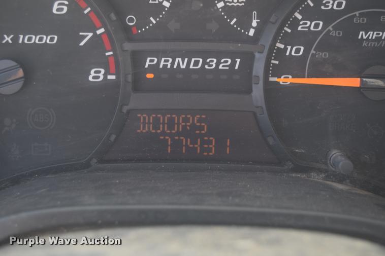 image for item L2500 2005 Chevrolet Colorado pickup truck