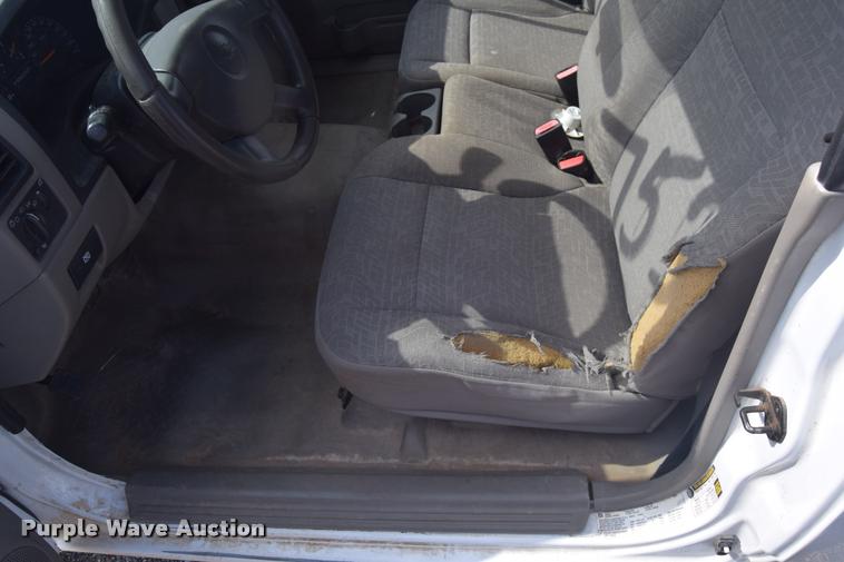 image for item L2500 2005 Chevrolet Colorado pickup truck