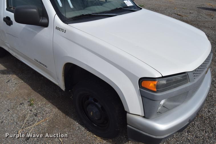 image for item L2500 2005 Chevrolet Colorado pickup truck
