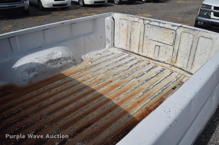 image for item L2500 2005 Chevrolet Colorado pickup truck