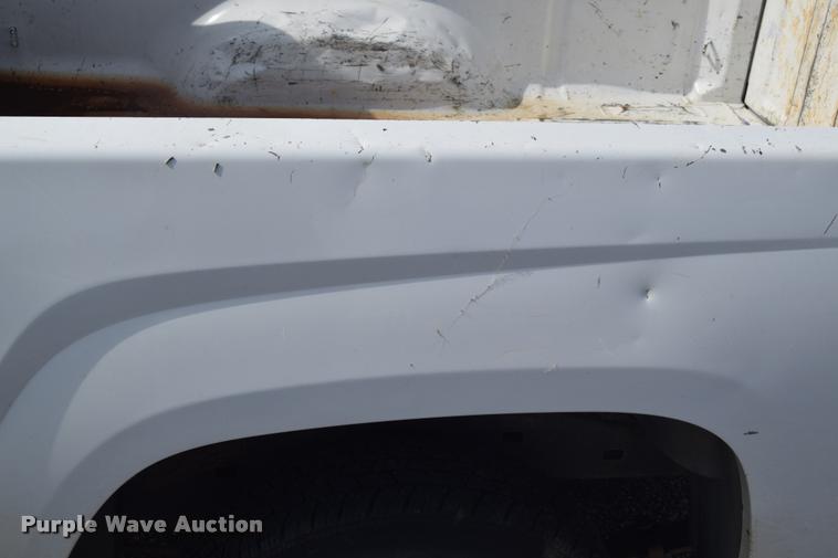 image for item L2500 2005 Chevrolet Colorado pickup truck