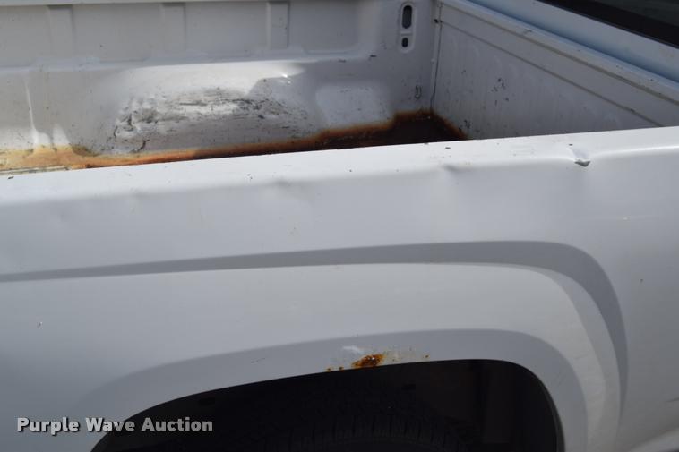 image for item L2500 2005 Chevrolet Colorado pickup truck