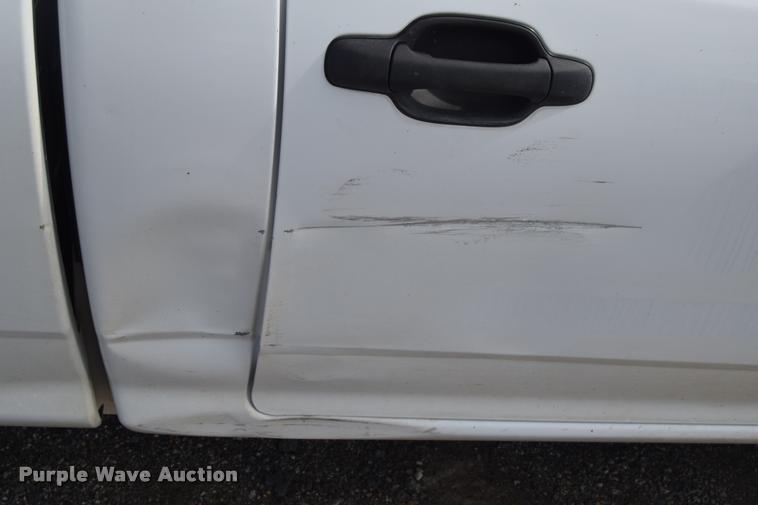 image for item L2500 2005 Chevrolet Colorado pickup truck