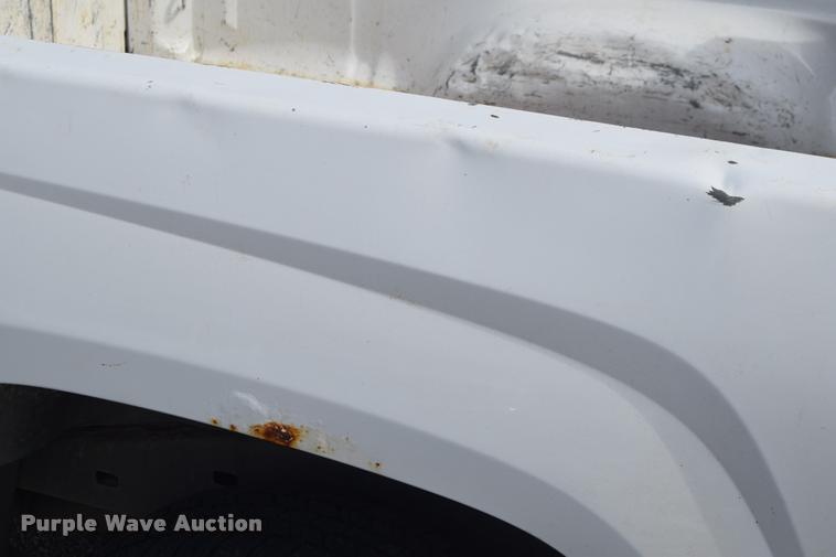 image for item L2500 2005 Chevrolet Colorado pickup truck