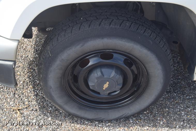 image for item L2500 2005 Chevrolet Colorado pickup truck