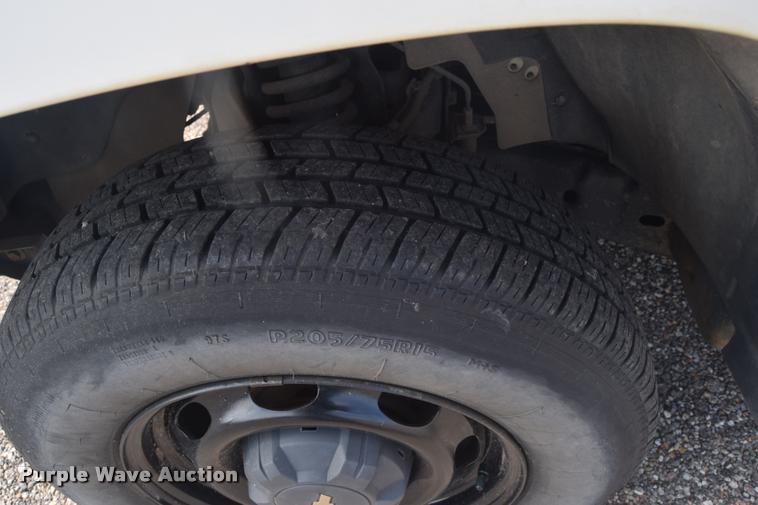 image for item L2500 2005 Chevrolet Colorado pickup truck