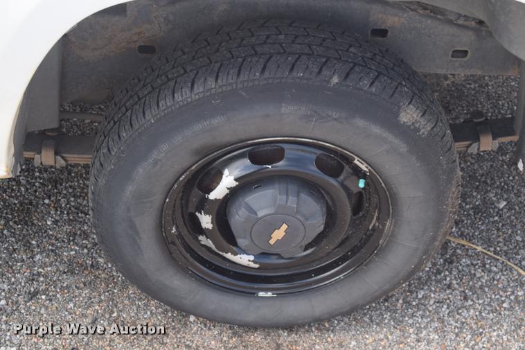 image for item L2500 2005 Chevrolet Colorado pickup truck