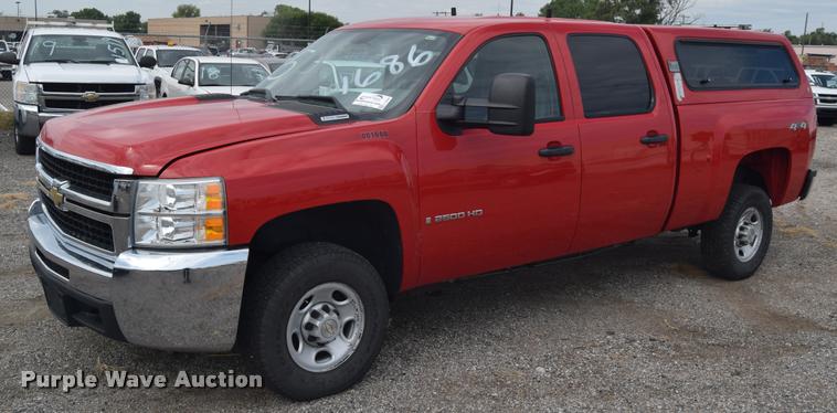 image for item L2504 2008 Chevrolet Silverado 2500HD Crew Cab pickup truck