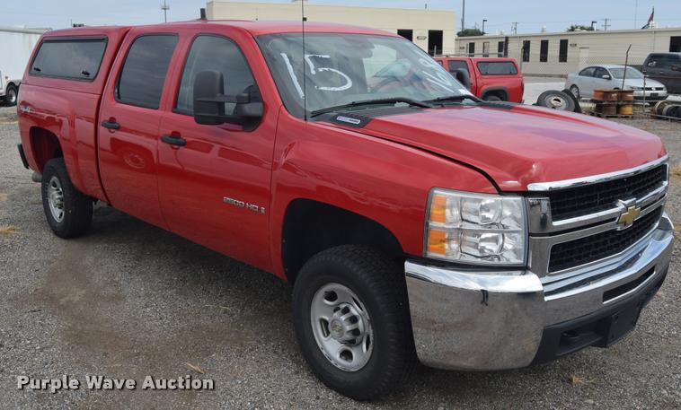 image for item L2504 2008 Chevrolet Silverado 2500HD Crew Cab pickup truck