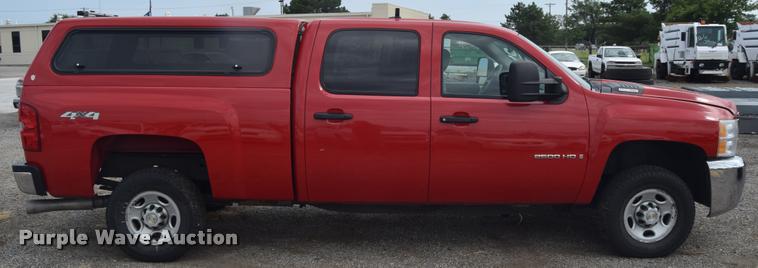 image for item L2504 2008 Chevrolet Silverado 2500HD Crew Cab pickup truck