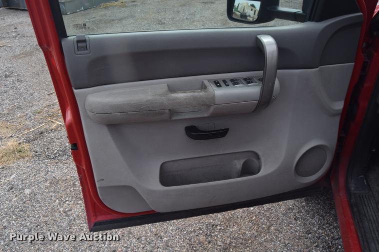 image for item L2504 2008 Chevrolet Silverado 2500HD Crew Cab pickup truck