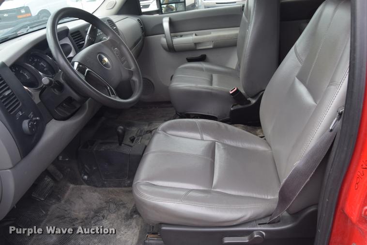 image for item L2504 2008 Chevrolet Silverado 2500HD Crew Cab pickup truck